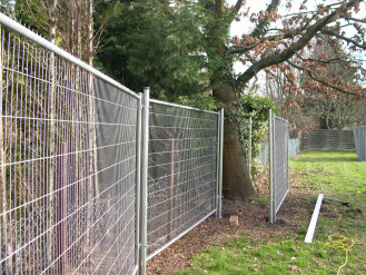 Schraubfundament zur Sicherung von Bauzaun 