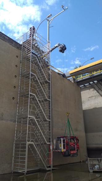 Arbeitsbühne auf Gummikette Lightlift 15.70:  5,40 m Arbeitshöhe | 6,60 m Reichweite | Elektro/Benzin