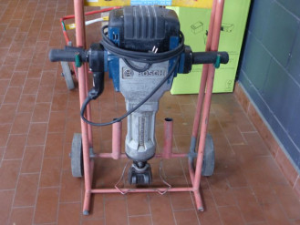 Młot dłutujący Bosch 30kg GSH27 VC tanio do wynajęcia 