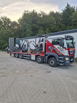 Transporte mit einem Baumaschinentransport LKW 