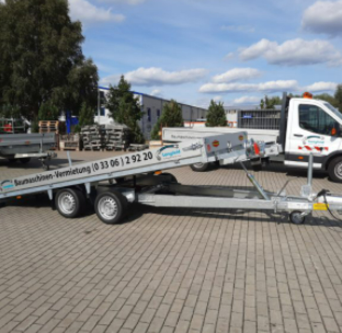 Auto Trailer Autotransporter 6 x 2 m Bauwagen Transport mieten in