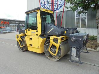 Bomag Tandemwalze BW 154 AP-4 mit Präzisionsstreuer