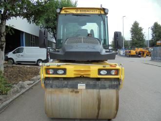 Bomag Tandemwalze BW 154 AP-4 mit Präzisionsstreuer