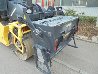 Bomag Tandemwalze BW 154 AP-4 mit Präzisionsstreuer