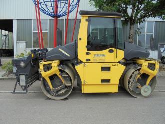 Bomag Tandemwalze BW 154 AP-4 mit Präzisionsstreuer