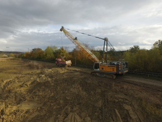 Żuraw gąsienicowy Liebherr HS 8100 o cyklu pracy 100t