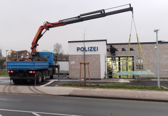 Żuraw do załadunku samochodów ciężarowych (często tańsza alternatywa dla żurawia samojezdnego)