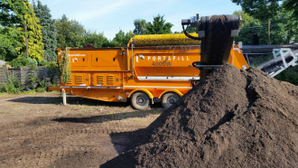 Przesiewacz Portafill 4000 W z ładowarką kołową Fiat Hitachi W 110 i 1 operatorem maszyny