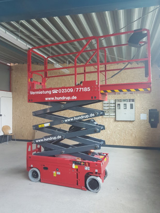 Podnośnik nożycowy o wysokości roboczej 7,80 m i szerokości zaledwie 76 cm (do użytku w pomieszczeniach) 