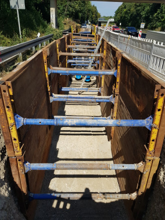 Wszystkie systemy podpór wykonane z aluminium i stali - skrzynie JK100/JK300/JK600 Systemy szyn ślizgowych SBH