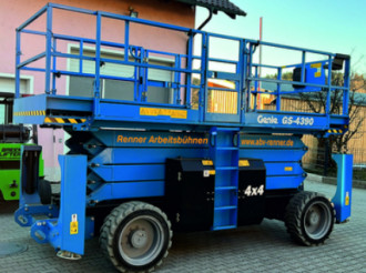 Geländegängige-Scheren-Arbeitsbühne "SuperDeck" Genie GS-4390 "SuperDeck" 