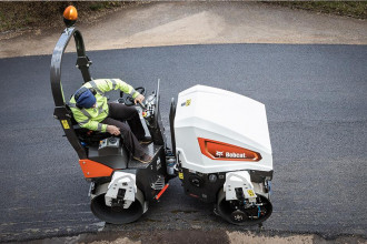 Knickgelenkte-Tandemwalze Aufsitzwalze Tandemwalze BOBCAT ATR12 
