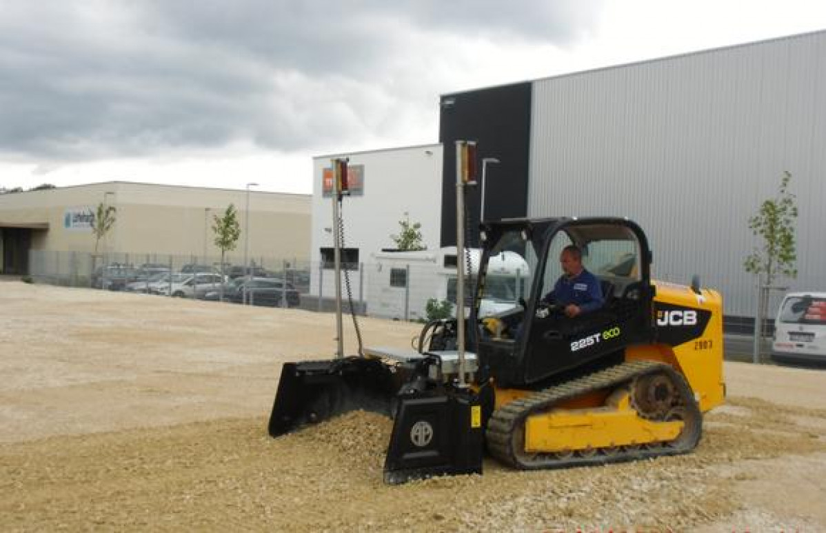 JCB 225 T Robbot mit Planierschild Lasersteuerung