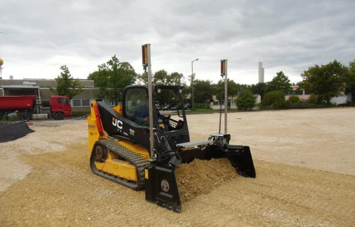 JCB 225 T Robbot mit Planierschild Lasersteuerung