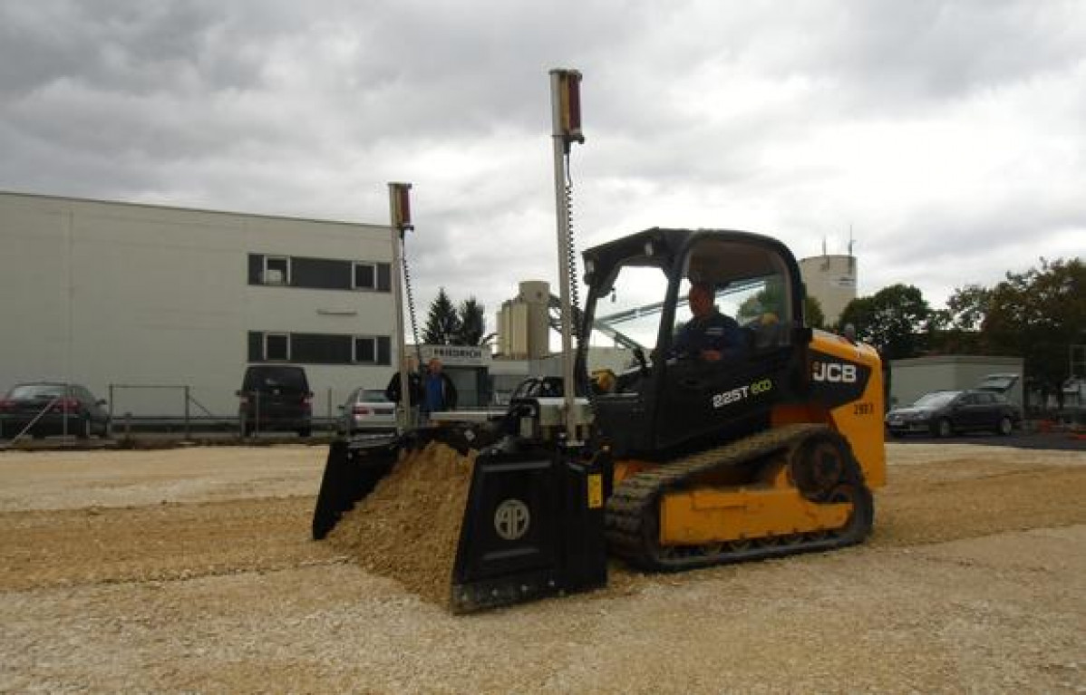 JCB 225 T Robbot mit Planierschild Lasersteuerung