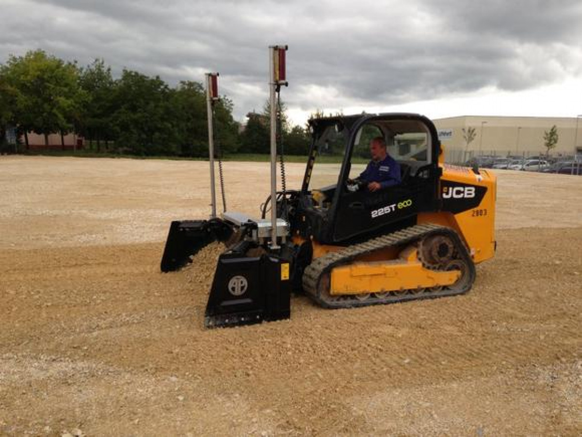 JCB 225 T Robbot mit Planierschild Lasersteuerung