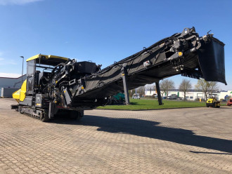 Beschicker Bomag BMF 2500 S Offset mit Bedienpersonal bundesweit mieten 