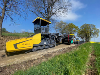 Beschicker Bomag BMF 2500 S Offset mit Bedienpersonal bundesweit mieten
