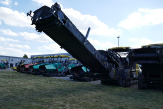 Beschicker Bomag BMF 2500 S Offset mit Bedienpersonal bundesweit mieten