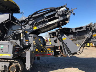 Beschicker Bomag BMF 2500 S Offset mit Bedienpersonal bundesweit mieten