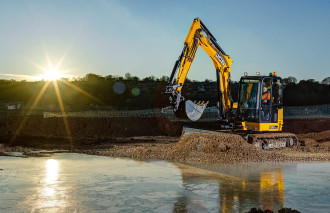 Minikoparka JCB 86 C-2 z regulowanym wysięgnikiem, waga ok. 9 790 kg