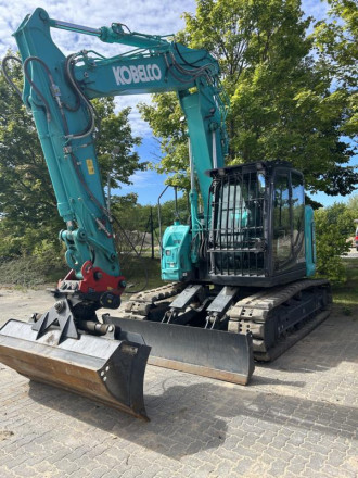 Kettenbagger Kobelco SK 140 mit Gummikette- Verstellausleger, Schild 