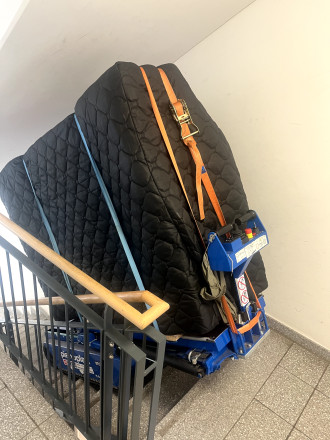 Klaviertransport / auch anderes: mit über 5 Treppenstufen = inkl. E-Treppenraupe & bei, weniger als: 5 Treppenstufen = inkl. Transportrollbrett, Rampen und weiterem Zubehör + zusätzlich: inkl. Transport möglich - bei Bedarf! 