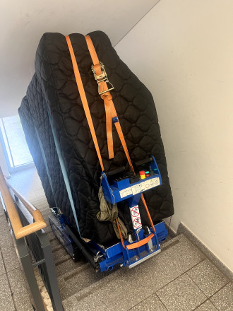 Klaviertransport / auch anderes: mit über 5 Treppenstufen = inkl. E-Treppenraupe & bei, weniger als: 5 Treppenstufen = inkl. Transportrollbrett, Rampen und weiterem Zubehör + zusätzlich: inkl. Transport möglich - bei Bedarf!