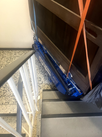 Klaviertransport / auch anderes: mit über 5 Treppenstufen = inkl. E-Treppenraupe & bei, weniger als: 5 Treppenstufen = inkl. Transportrollbrett, Rampen und weiterem Zubehör + zusätzlich: inkl. Transport möglich - bei Bedarf!