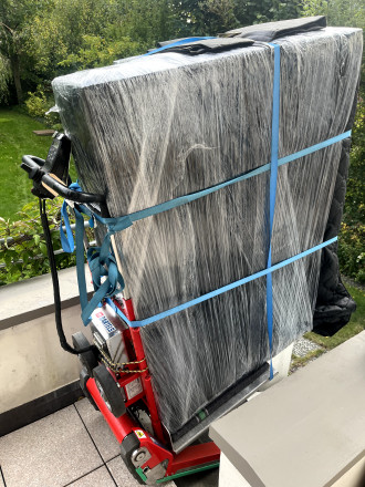 Klaviertransport / auch anderes: mit über 5 Treppenstufen = inkl. E-Treppenraupe & bei, weniger als: 5 Treppenstufen = inkl. Transportrollbrett, Rampen und weiterem Zubehör + zusätzlich: inkl. Transport möglich - bei Bedarf!