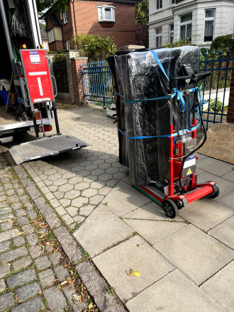 Klaviertransport / auch anderes: mit über 5 Treppenstufen = inkl. E-Treppenraupe & bei, weniger als: 5 Treppenstufen = inkl. Transportrollbrett, Rampen und weiterem Zubehör + zusätzlich: inkl. Transport möglich - bei Bedarf!