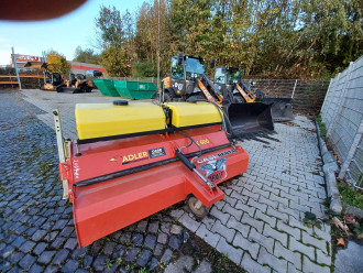 Zamiatarka Adler K600 ze zraszaczem wodnym do podbieracza Case/Komatsu/Kubota 2100 mm 