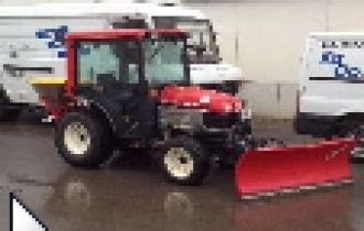 Traktor mit Schneeschild und Streuer 