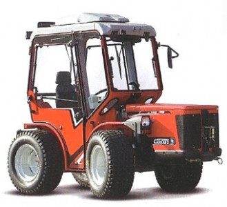 Schmalspurtraktor mit Anbaugeräte 