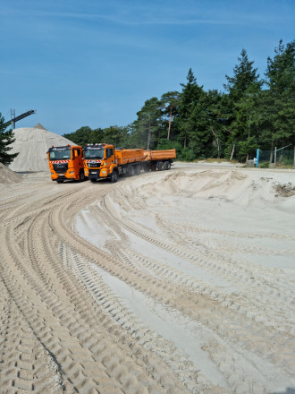 Dreiseitenkipper / 3-Achser / Hängerzug inkl. Bedienpersonal / Fahrer