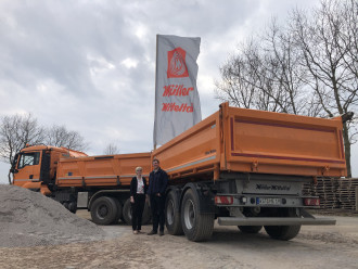 Dreiseitenkipper / 3-Achser / Hängerzug inkl. Bedienpersonal / Fahrer