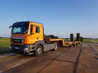 Tiefladertransporter (z.B. für Baumaschinen) inkl. Bedienpersonal / Fahrer 