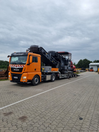 Tiefladertransporter (z.B. für Baumaschinen) inkl. Bedienpersonal / Fahrer