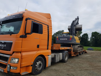 Tiefladertransporter (z.B. für Baumaschinen) inkl. Bedienpersonal / Fahrer