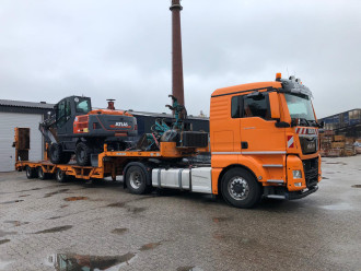 Tiefladertransporter (z.B. für Baumaschinen) inkl. Bedienpersonal / Fahrer