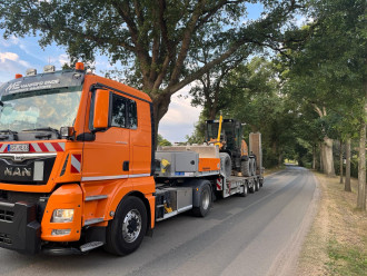Tiefladertransporter (z.B. für Baumaschinen) inkl. Bedienpersonal / Fahrer