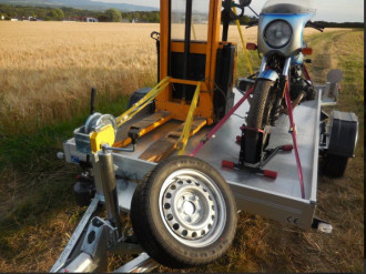 Absenkanhänger Ges.-Gew.: 1.800 kg Nutzlast: 1.400 kg 100 Km Zulassung