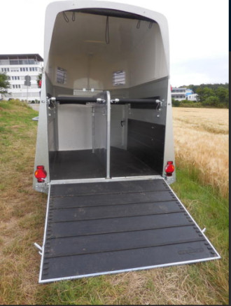 Pferdeanhänger (2 Pferde) Ges.-Gew.:  2.000 kg Nutzlast: 1.250 kg 100 km