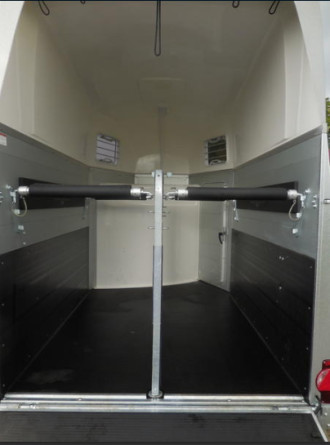 Pferdeanhänger (2 Pferde) Ges.-Gew.:  2.000 kg Nutzlast: 1.250 kg 100 km