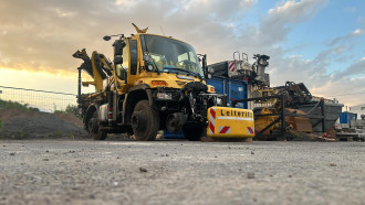 Zweiwege Unimog mit Ladekran / Personenkorb // Alternative auch mit Frontmäharm erhältlich. 