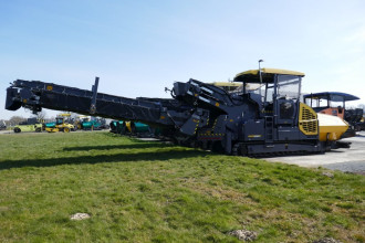 Beschicker Bomag BMF 2500 S Offset mit Bedienpersonal bundesweit mieten