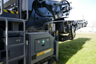 Beschicker Bomag BMF 2500 S Offset mit Bedienpersonal bundesweit mieten