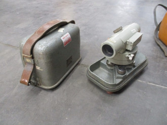 Diverse Nivelliergeräte und Stative von Sokkia, Zeiss u.a. im Paket