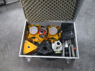 Diverse Nivelliergeräte und Stative von Sokkia, Zeiss u.a. im Paket