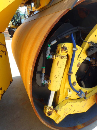Asphalt vibratory roller used Bomag BW 174 AD-2